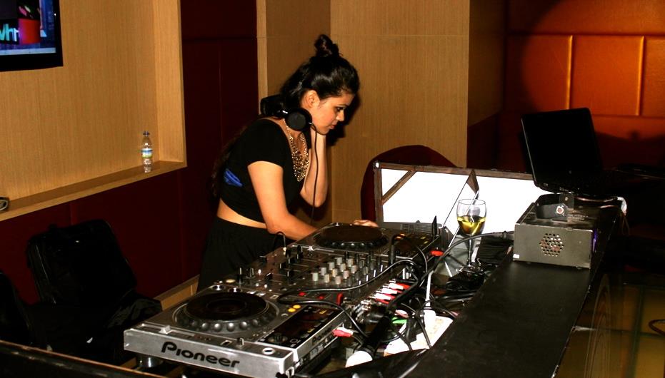 female disco jockey kolhapur