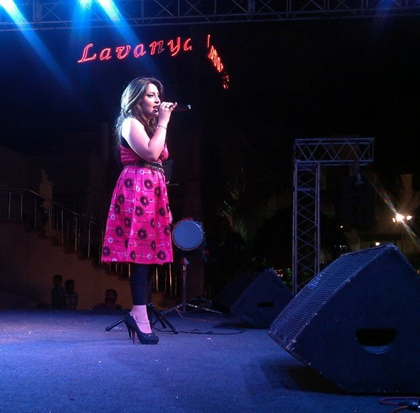 professional female singer kolhapur