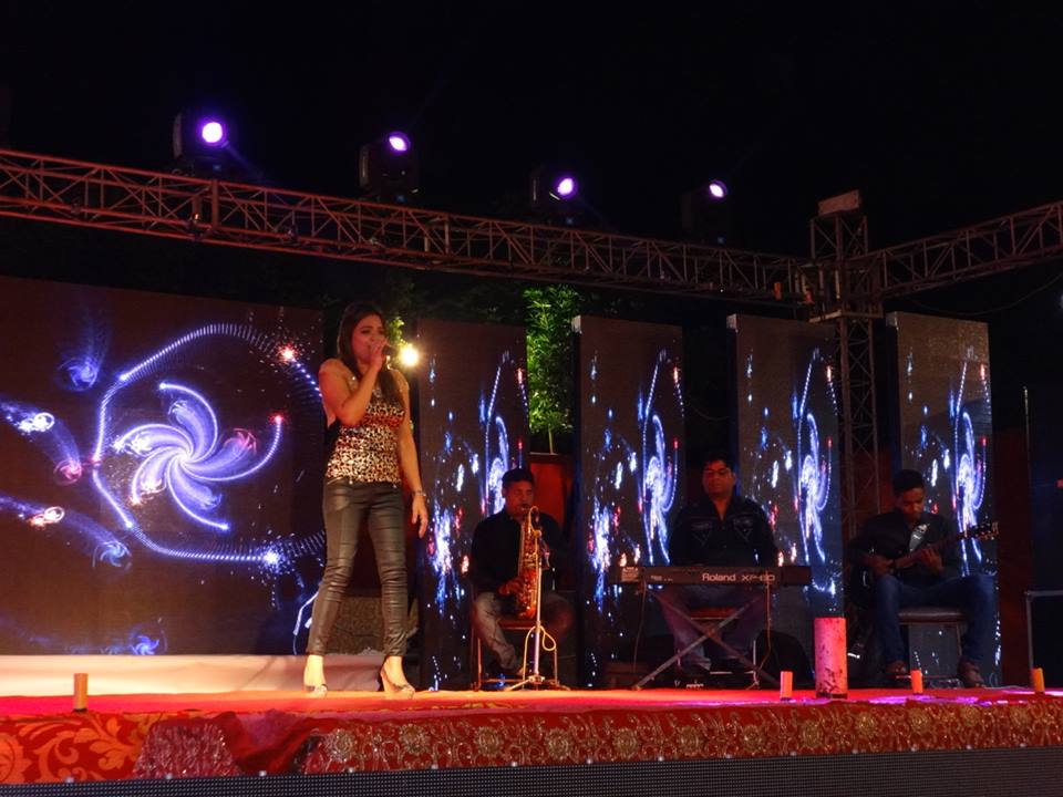 best live band with girl kolhapur